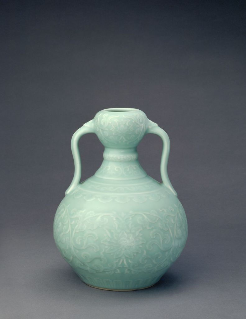 图片[1]-Pink glaze embossed Ruyi ear garlic bottle-China Archive